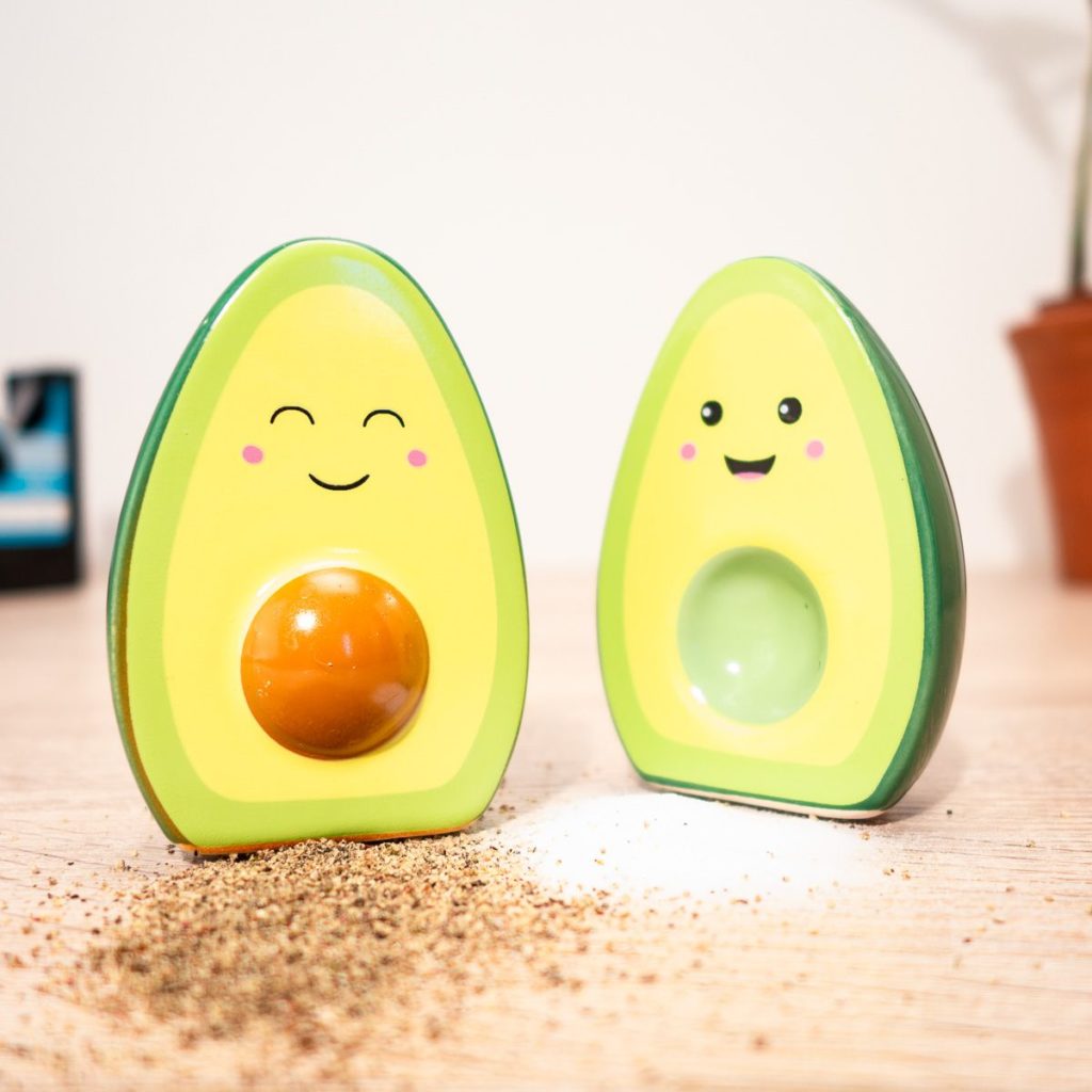 Salière et poivrière en forme de deux moitiés d'avocat