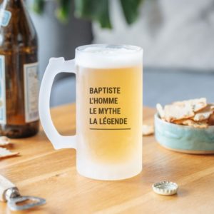 Chope de bière personnalisée avec un texte, et avec de la bière à l'interieur