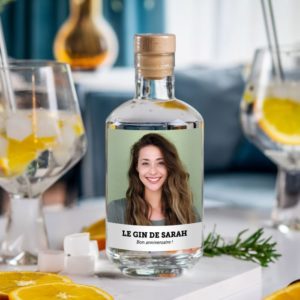 Une bouteille de Gin personnalisée avec une photo et un texte