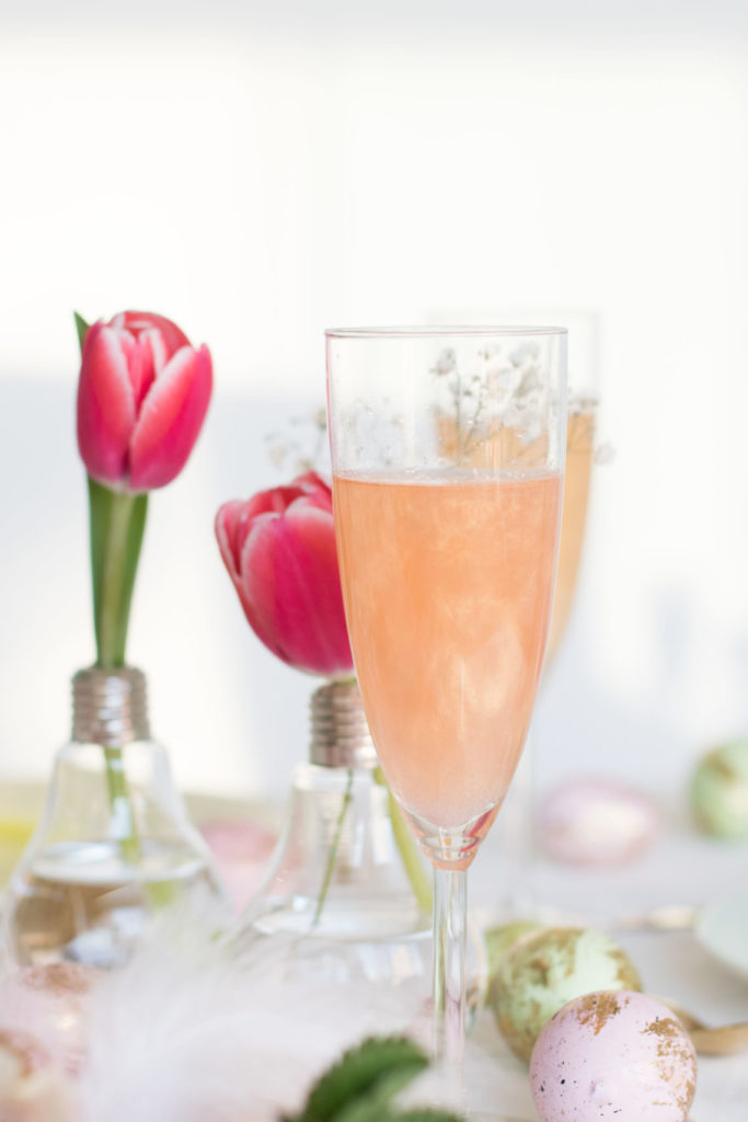 Coupe de champagne remplie d'une boisson rosée