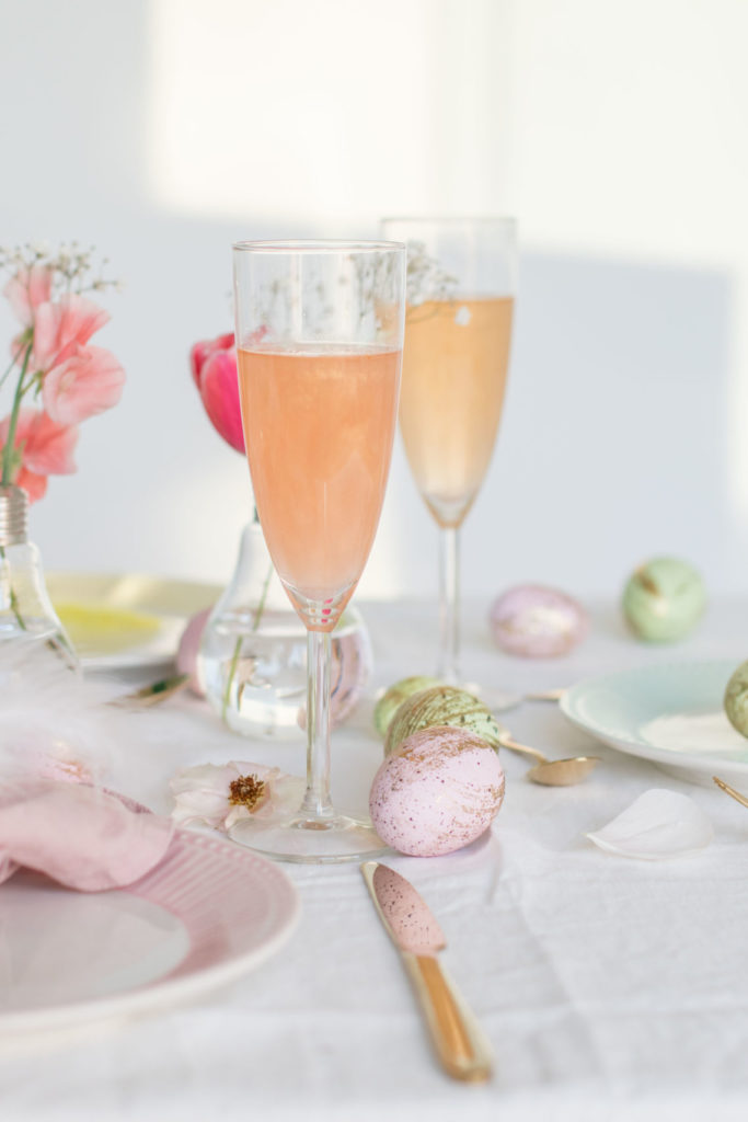 Coupe de champagne remplie d'une boisson rosée