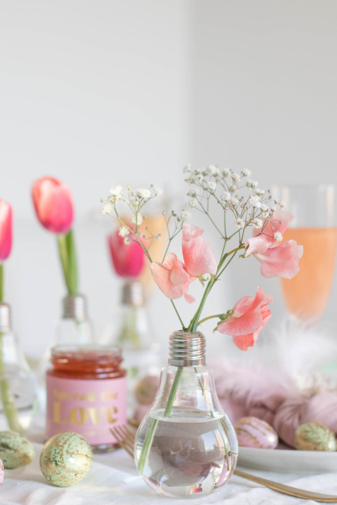 Verres en forme d'ampoules utilisés comme un vase