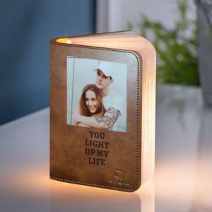 Lampe en forme de livre ouvert et la couverture en cuir avec photo perso