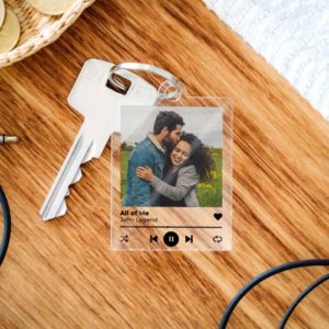 Porte-clés personnalisé avec photo d'un couple et titre d'une chanson