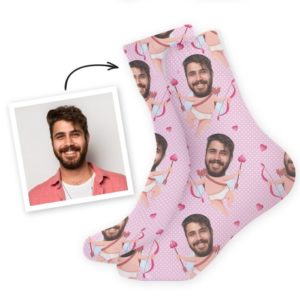 Chaussettes roses personnalisées avec visage d'un homme et le corps de cupidon
