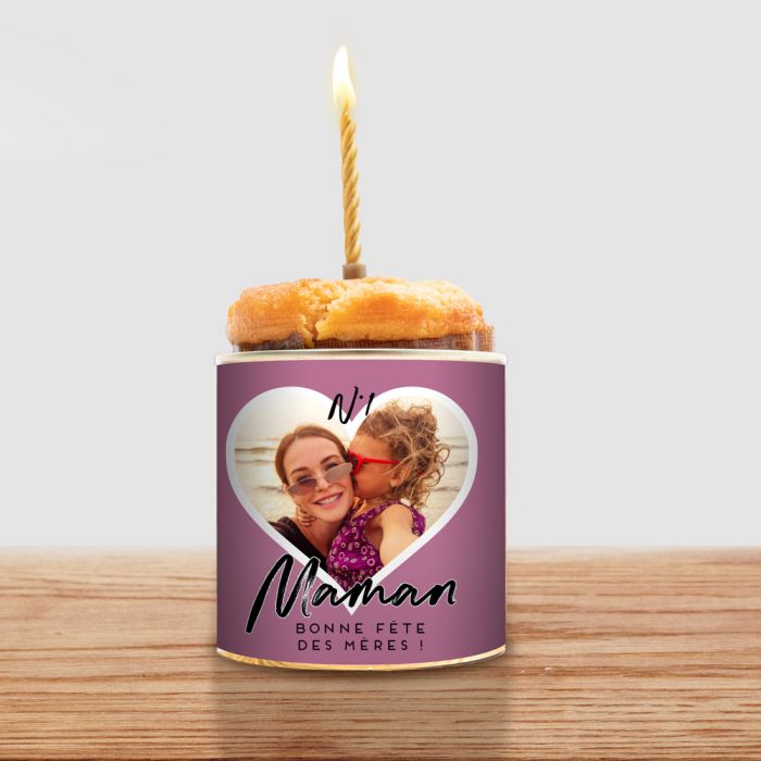 cancake gateau dans une boîte avec bougie allumée et un coeur dessus et une maman et sa fille en photo