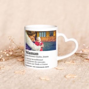 Mug avec la définition d'une maman et la poignée en forme de coeur