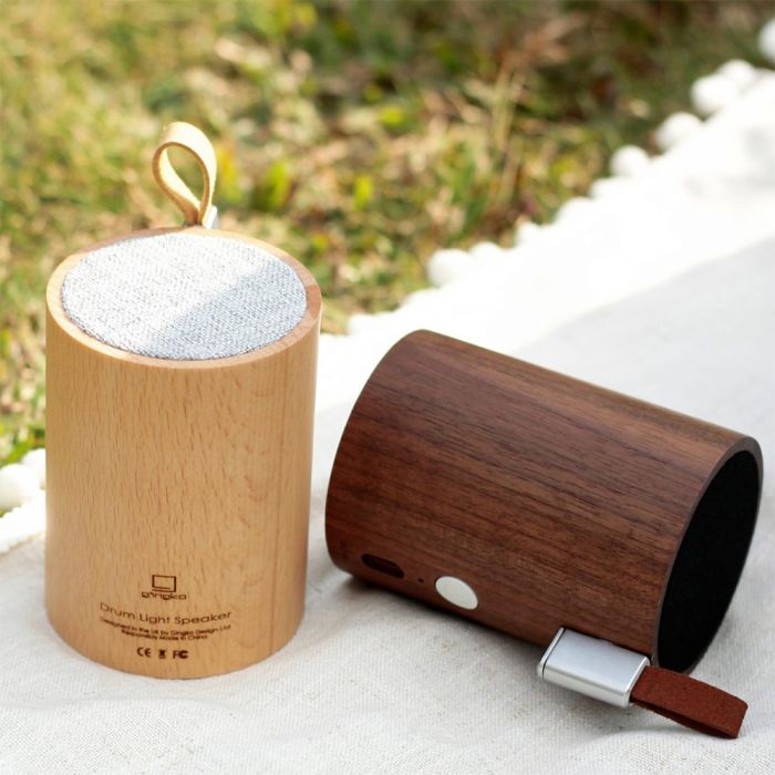 Enceinte Bluetooth en bois clair ou foncé en forme de cyclindre