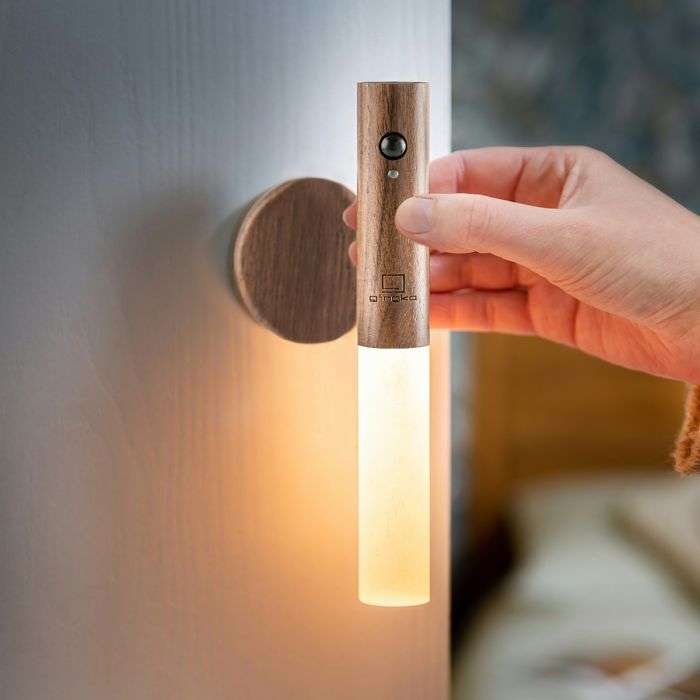 Lampe LED en forme de bâton qu'on accroche au mur