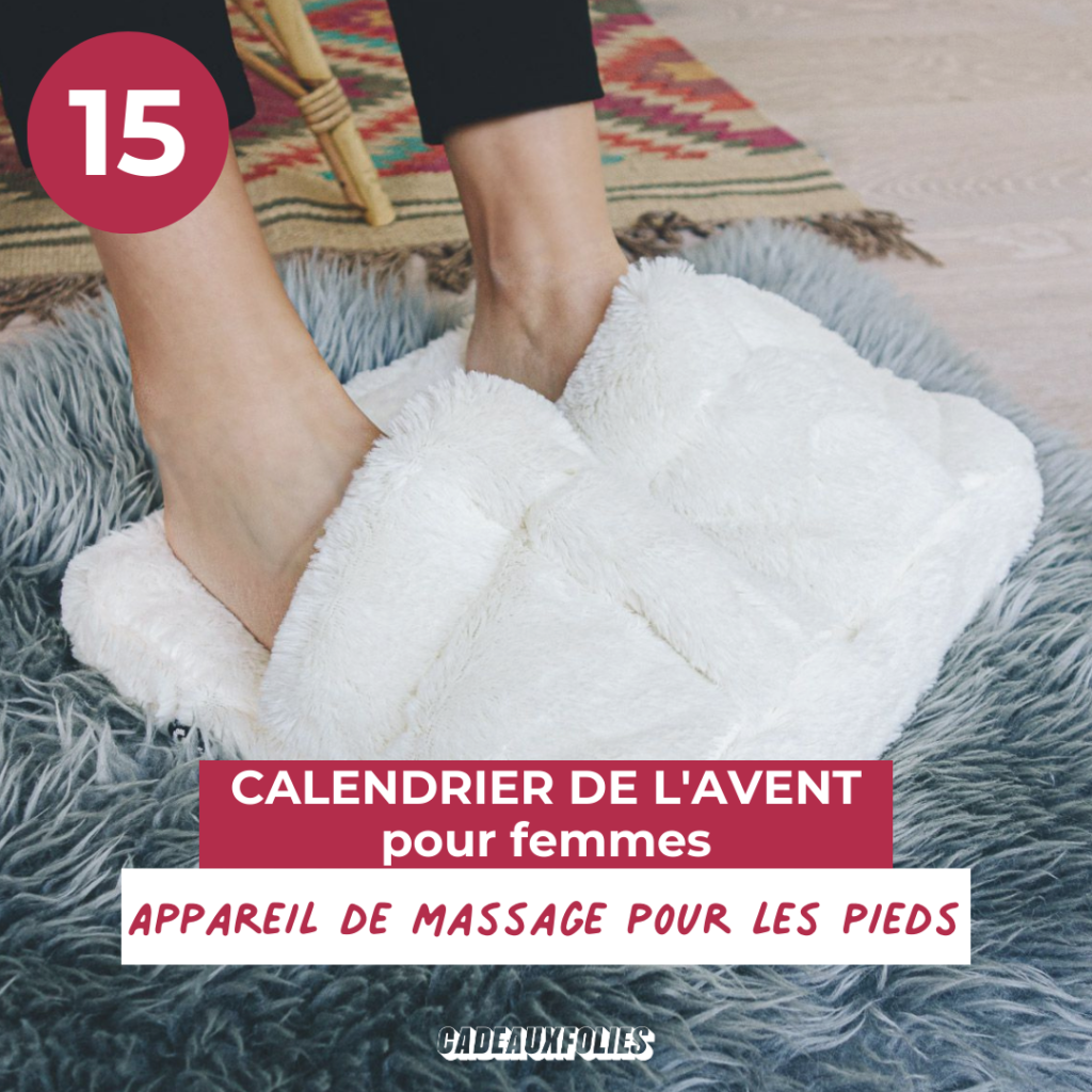 Pieds emballés dans un appareil de massage de pieds en peluche