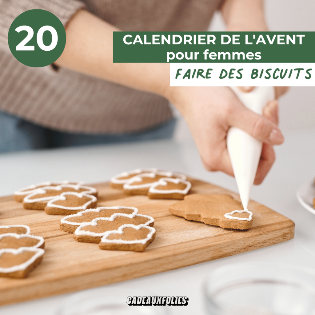 Deux mains qui decorent des biscuits de Noel avec du glaçage blanc