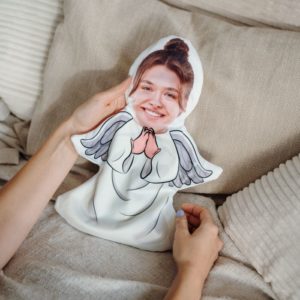 Coussin en forme d'ange avec visage personnalisé