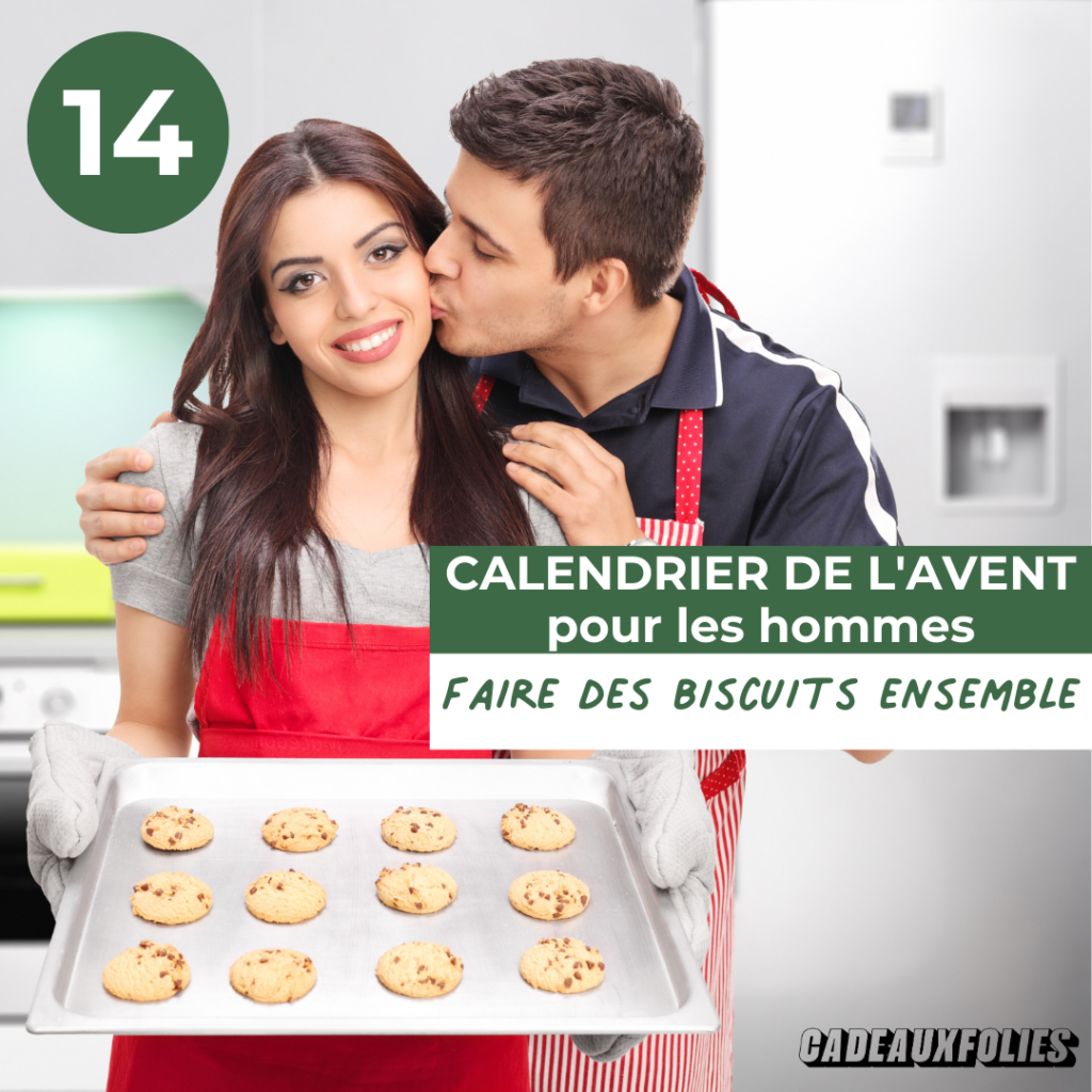 couple avec la femme qui tient une plaque de cuisson avec des cookies et l'homme qui l'embrasse sur la joue