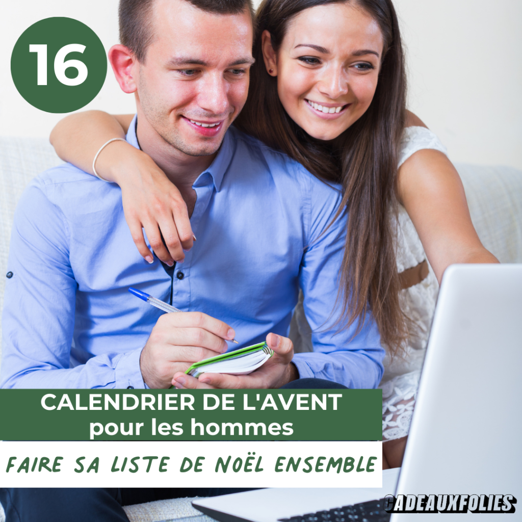 couple souriant prenant des notes devant un ordinateur