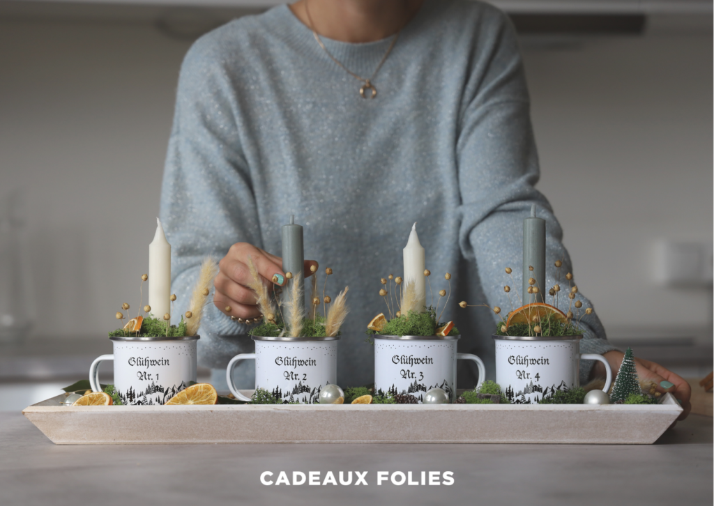 couronne de l'avent diy avec des bougies et des tasses personnalisées