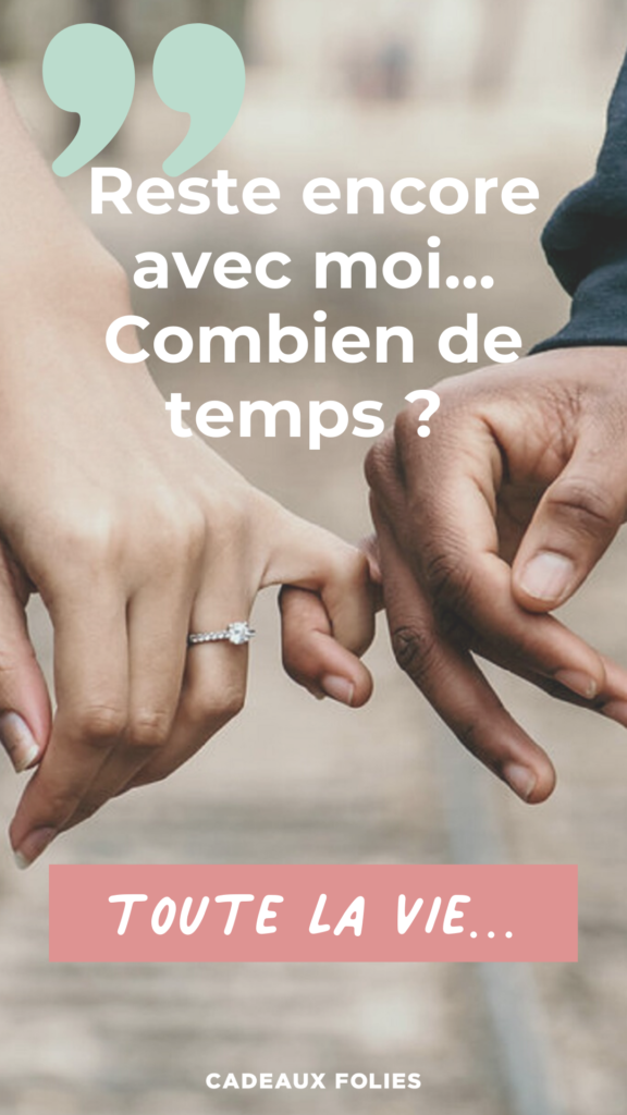 Deux mains dont l'une avec bague de fiançailles qui se tiennent par le petit doigt et la citation "Reste encore avec moi... Combien de temps ? Toute la vie."