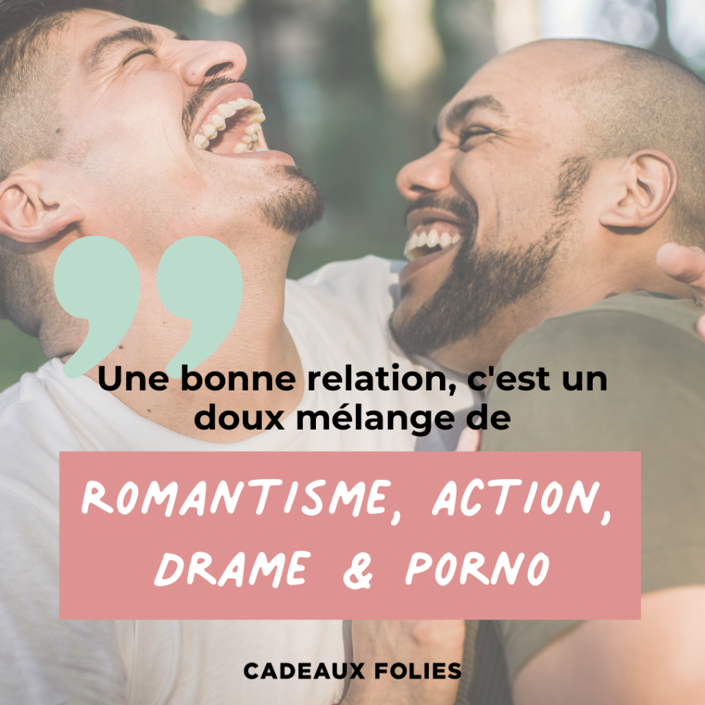 2 hommes en couple qui rient et la citation "Une bonne relation, c'est un doux mélange de romantisme, action, drame et porno."