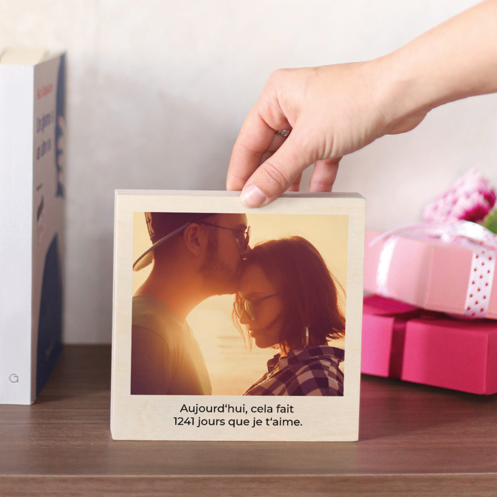 Photo sur bois d'un couple devant un coucher de soleil avec le texte "Aujourd'hui, cela fait 1241 jours que je t'aime."