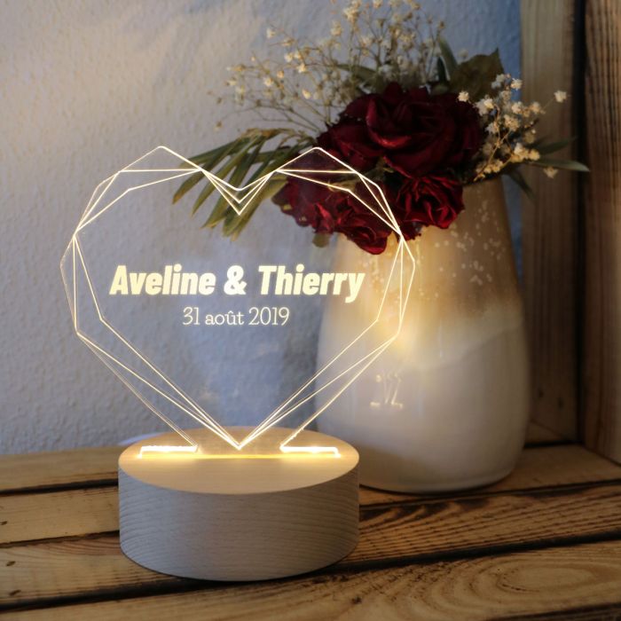 Lampe LED en forme de coeur en acrylique sur socle en bois personnalisée avec des prénoms et une date
