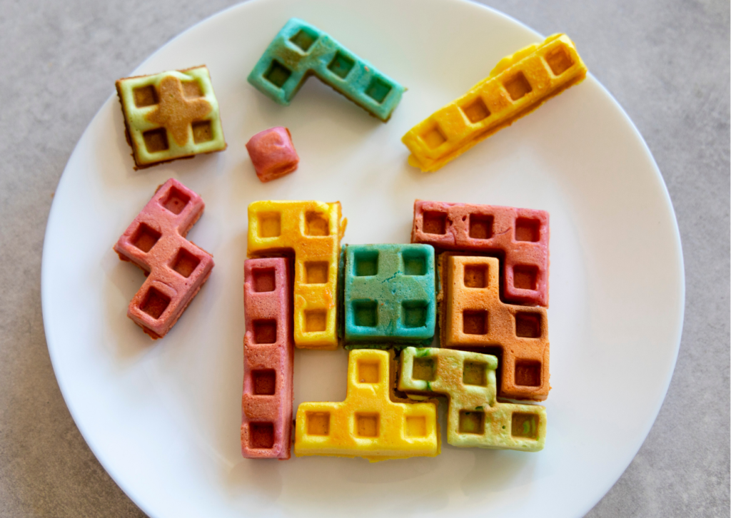 Gaufres colorées tetris dans une assiette