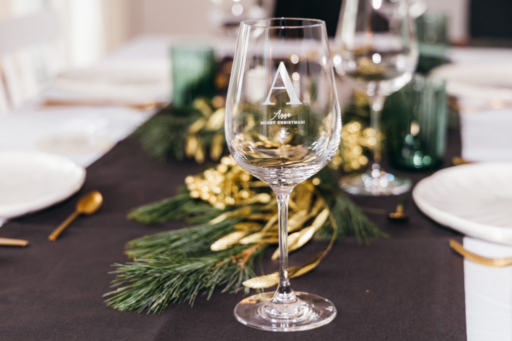 Jolie décoration de table avec verre à vin personnalisé avec monogramme 