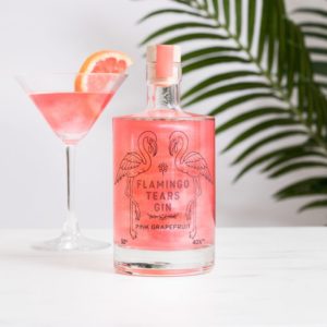 Bouteille de gin avec gin couleur flamand rose et flamands rose dessus