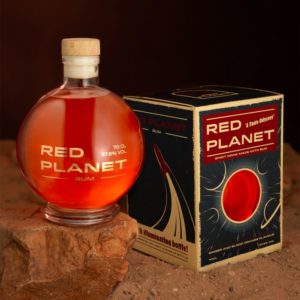 Bouteille de rhum ronde avec rhum rouge dedans et le nom "red planet"