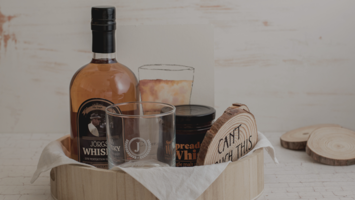 Coffret whisky avec une bouteille, un verre, une rondelle de bois gravée et une carte peinte à la main