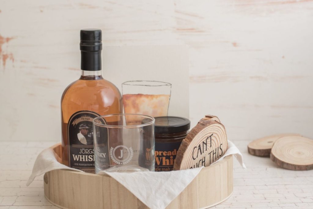 Coffret whisky avec une bouteille, un verre, une rondelle de bois gravée et une carte peinte à la main
