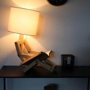 Lampe en bois assise et tenant un livre Emil