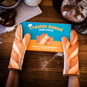 2 gants de cuisine en forme de baguette de pain
