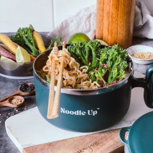 Bol pour nouilles ramen rempli de nouilles et de brocoli avec des baguettes pour manger