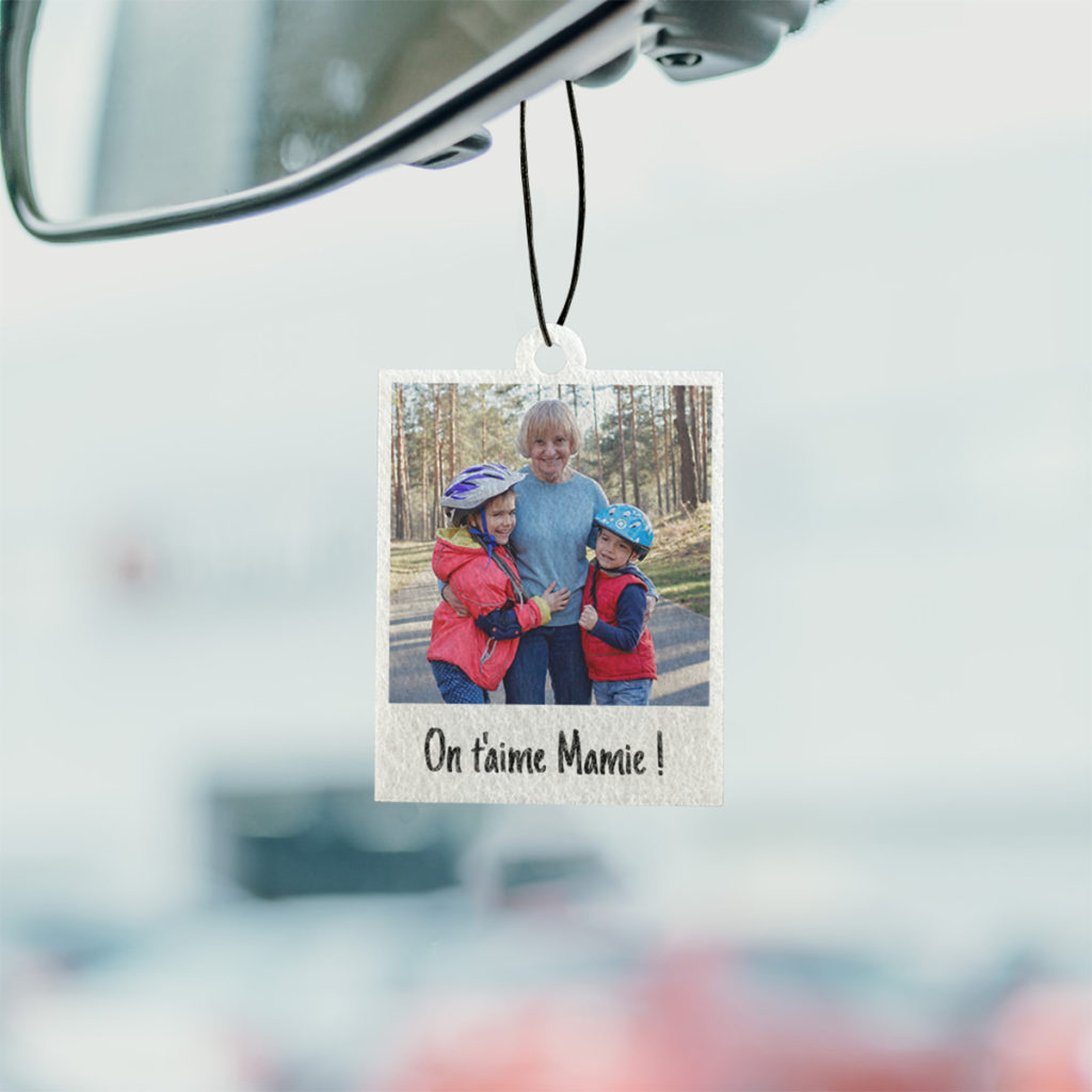 Mamie et ses deux petits enfants avec casques de vélo