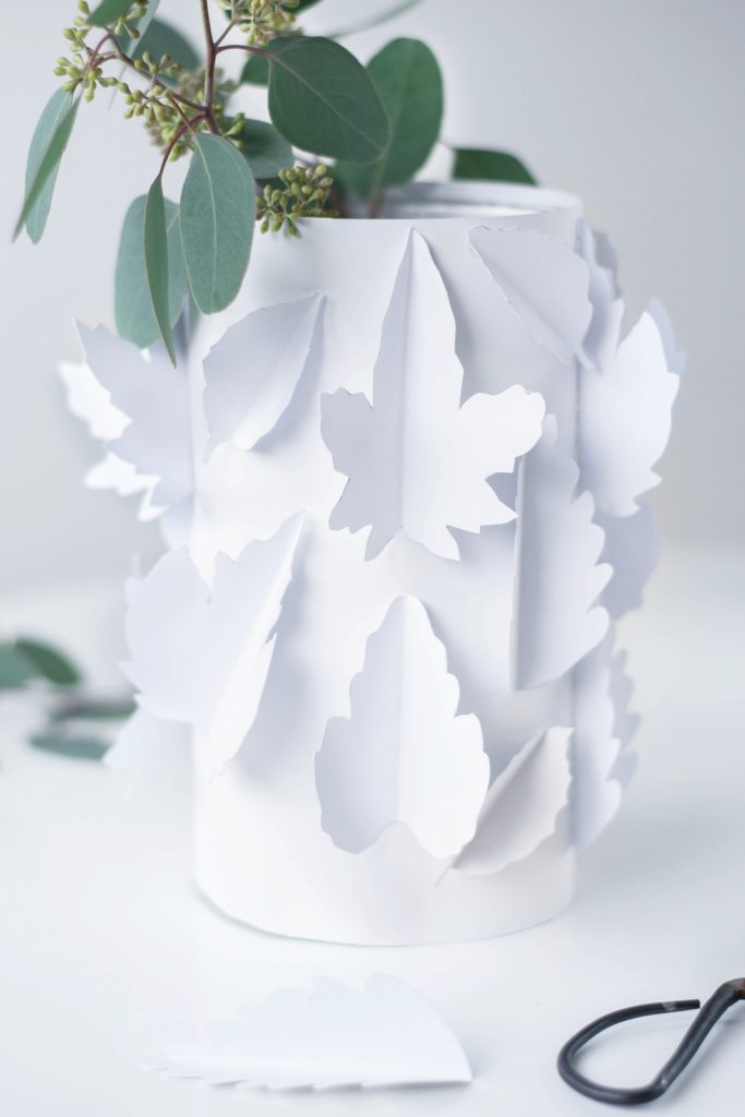 Décoration automne : vase DIY en papier avec formes de feuilles d'automne