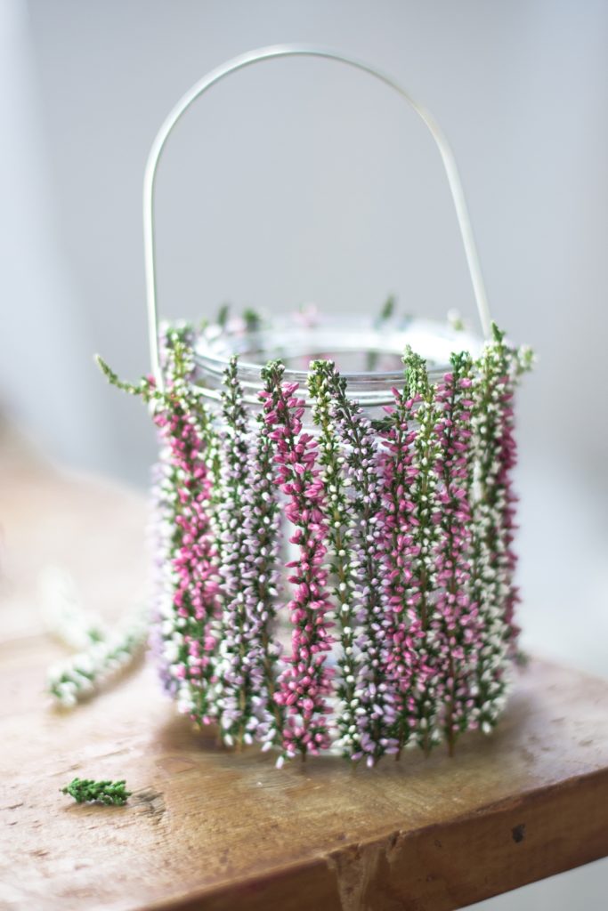 Décoration automne : Pot en verre avec bougie chauffe-plat et fleurs de bruyère collées autour