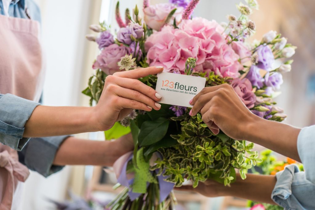 Bouquet de fleurs dans les tons roses avec une carte cadeau de 123 Fleurs
