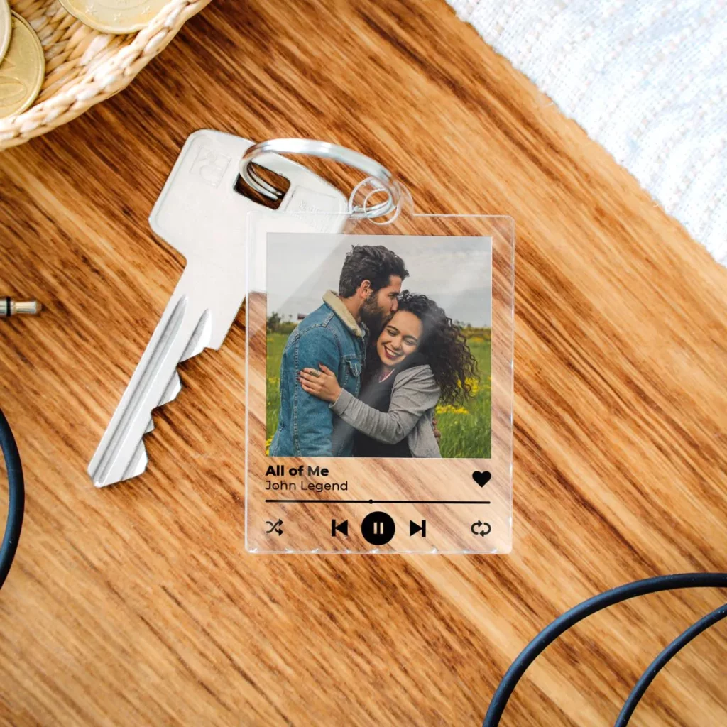 Porte-clés en acrylique avec photo d'un couple et titre d'une chanson