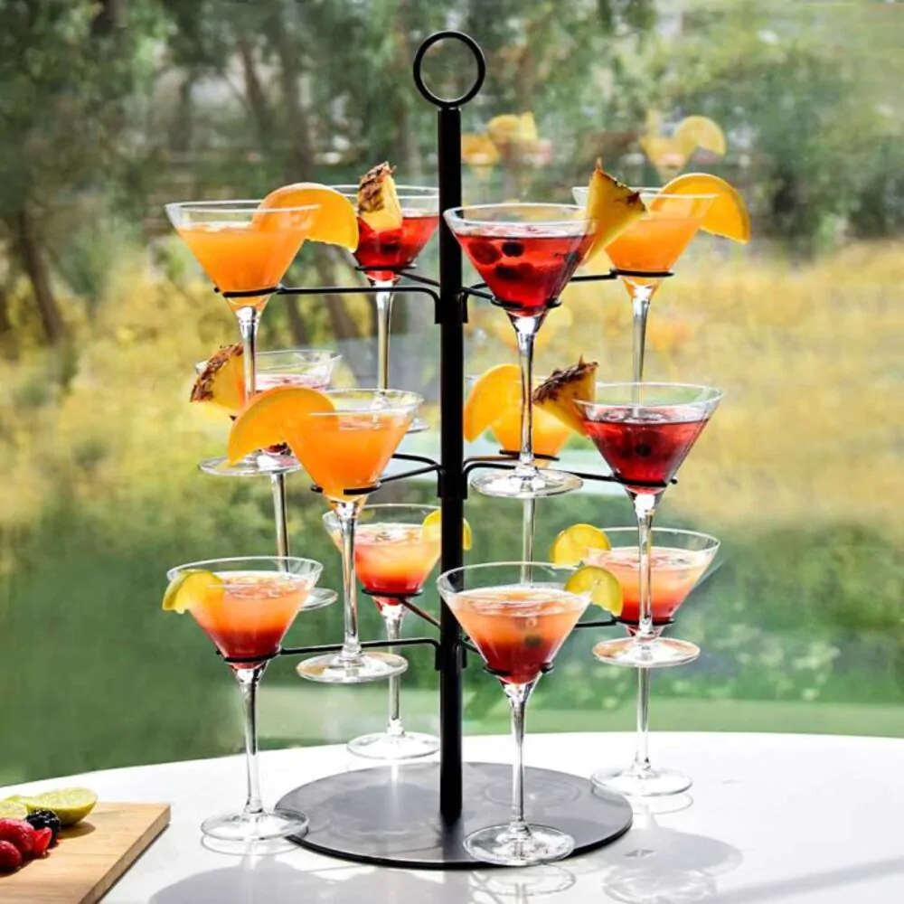 Arbre à cocktail pour 12 verres avec 12 verres remplis de cocktails aux fruits