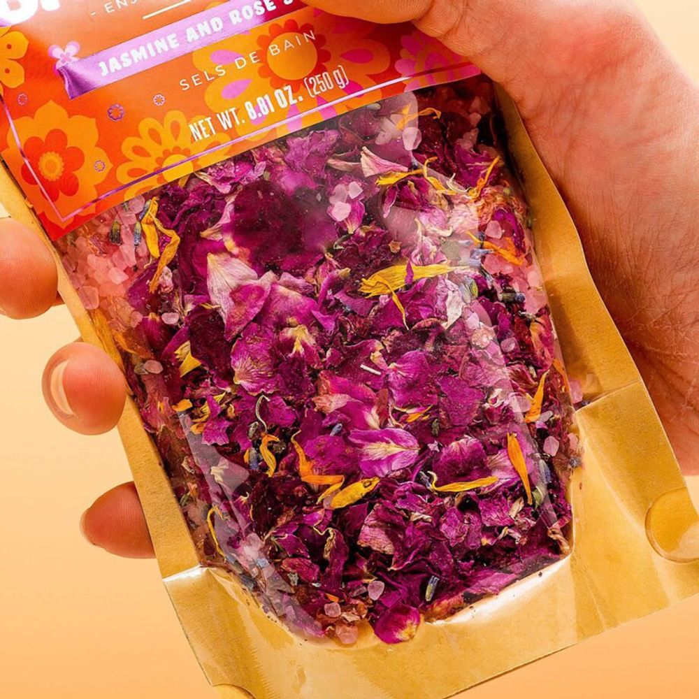 Sel de bain avec fleurs séchées