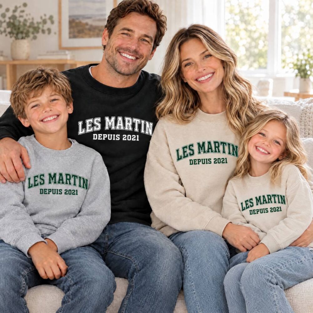 Famille assortie en pulls personnalisés style universitaire « Les Martin depuis 2021 » Famille assortie en pulls personnalisés style universitaire « Les Martin depuis 2021 »