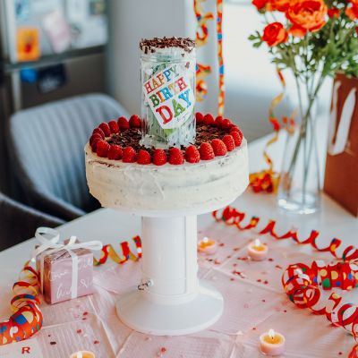 Présentoir à gâteau avec boîte cadeau Présentoir à gâteau avec boîte cadeau
