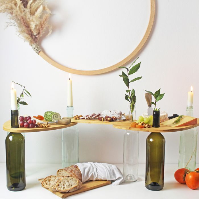 Set de 3 plateaux en bambou sur bouteilles main product photo