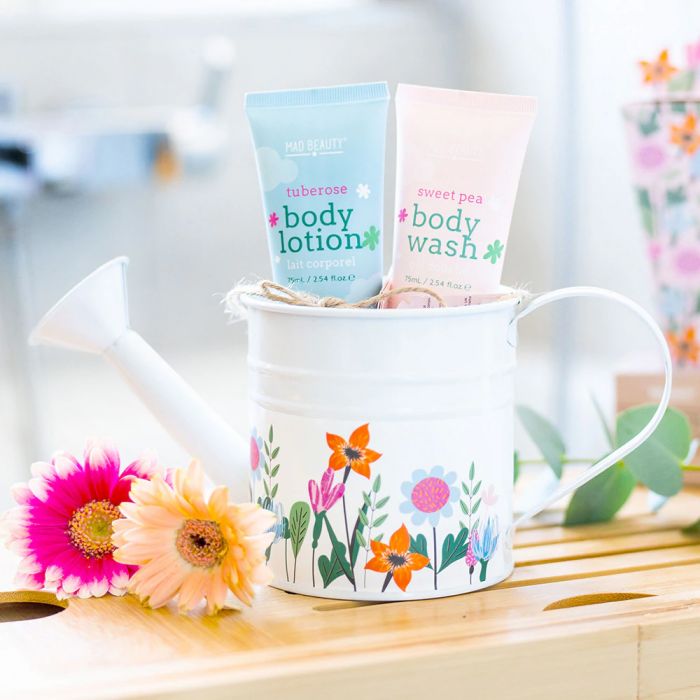Coffret bien-être dans un arrosoir main product photo