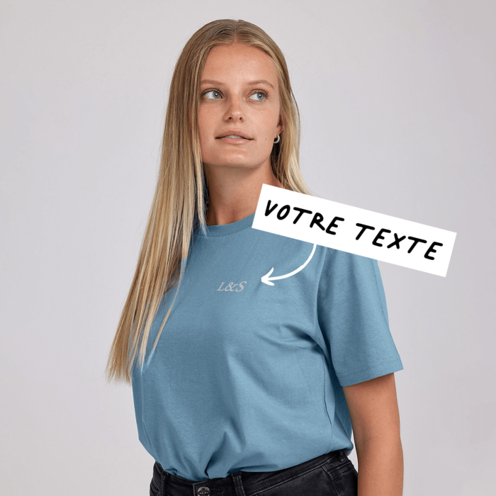 T-shirt brodé bleu clair avec texte main product photo