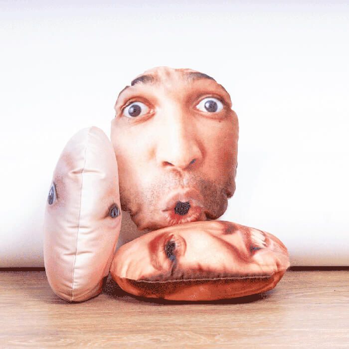 Coussin personnalisé avec visage main product photo
