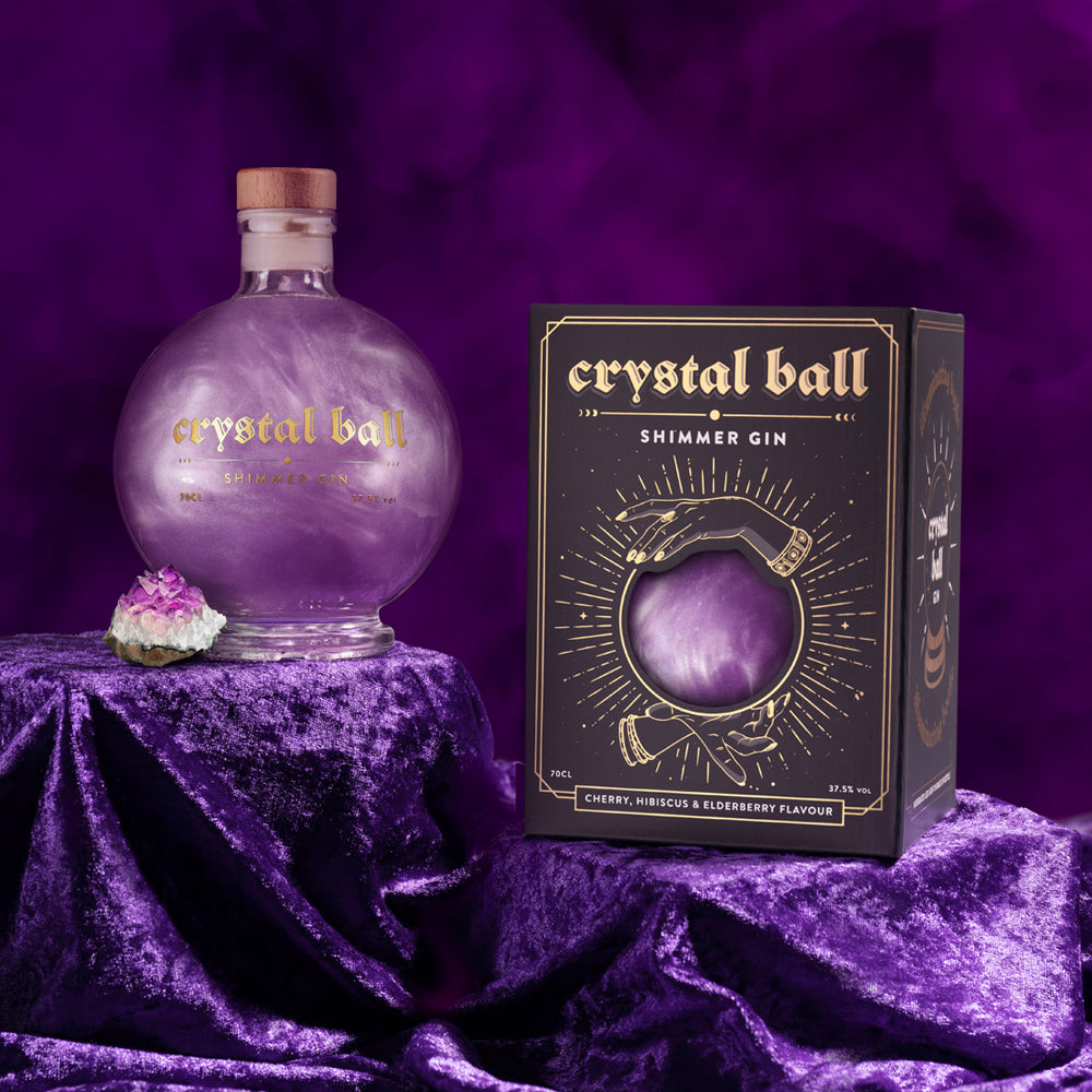 Gin chatoyant dans une boule de cristal