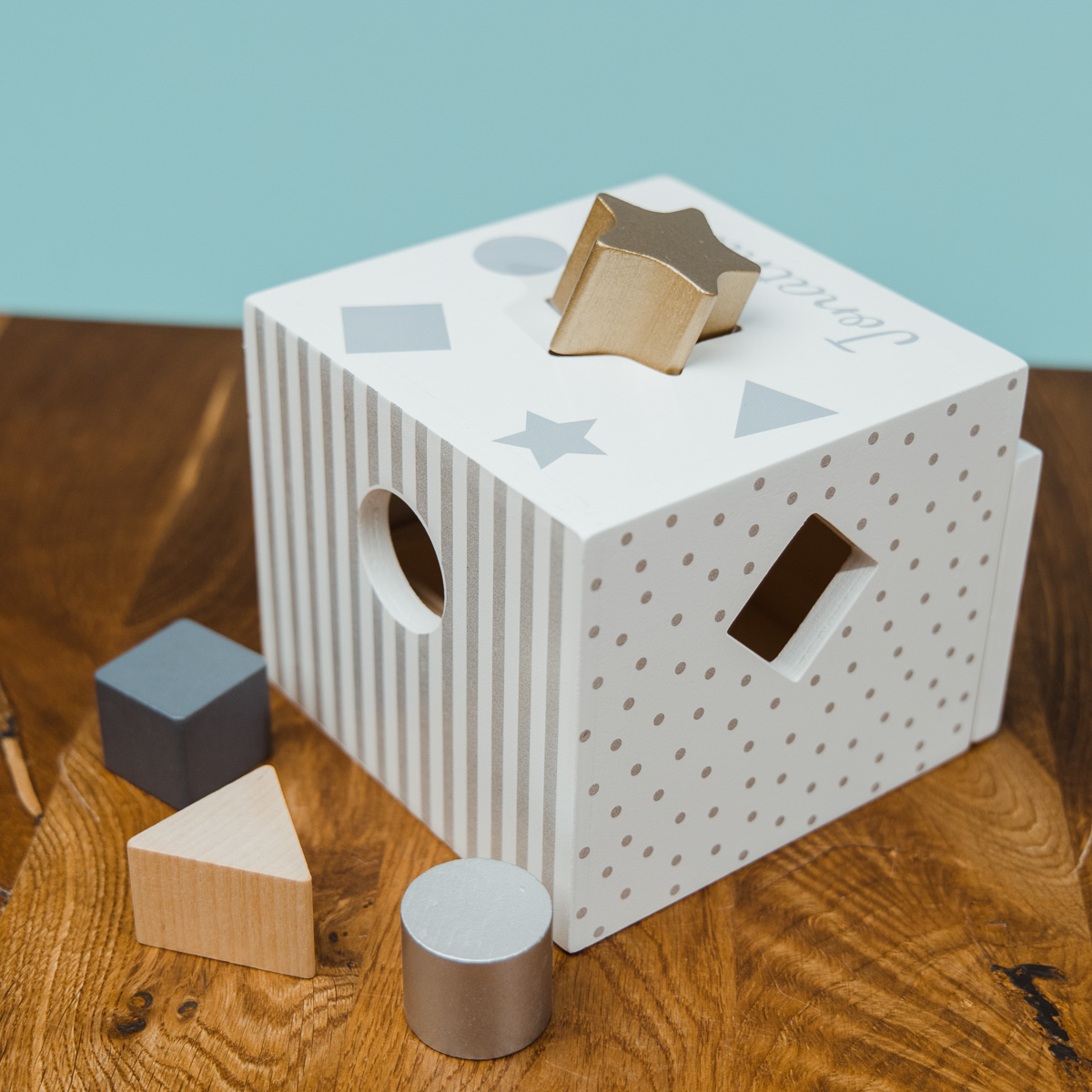 Cube de tri de formes avec texte
