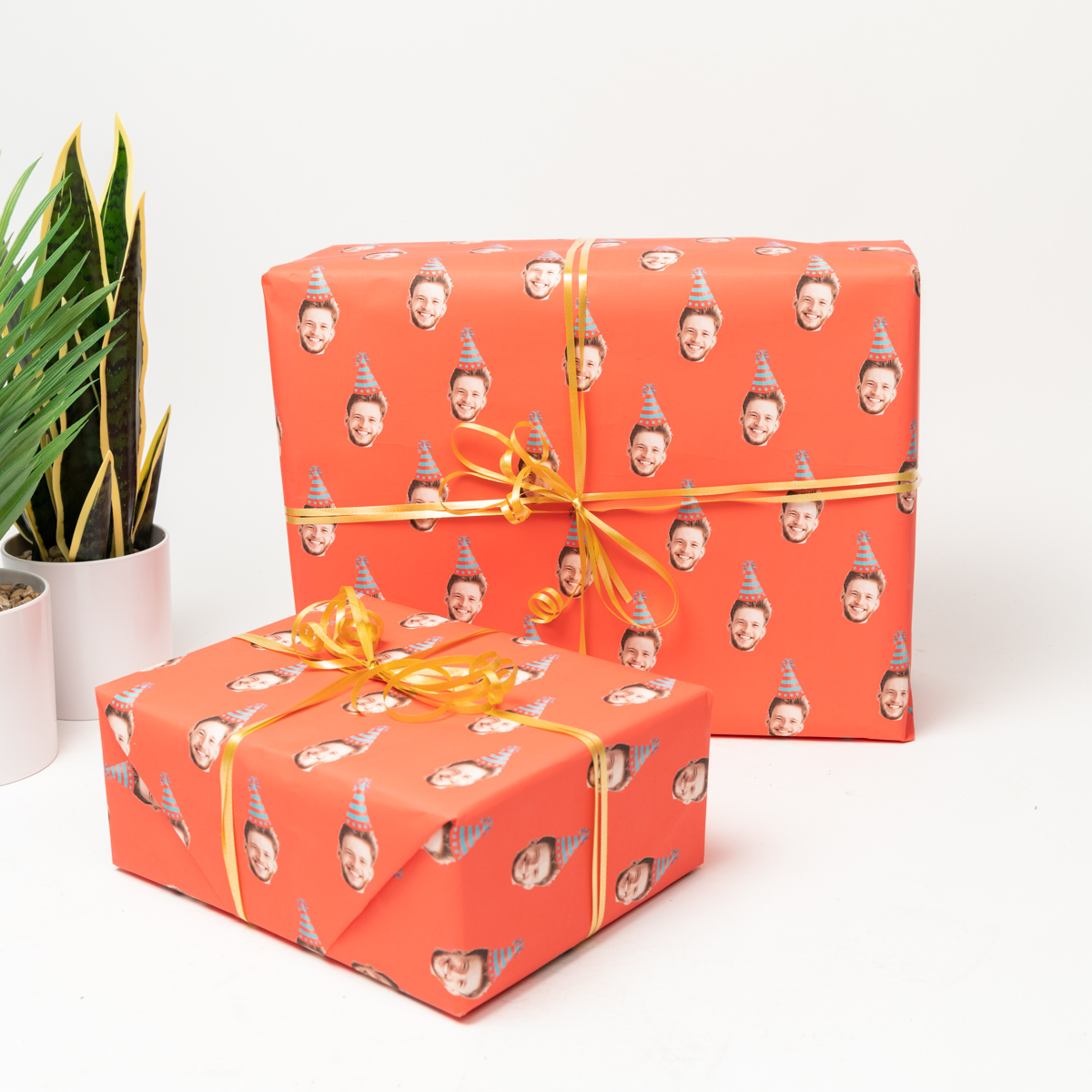 Papier cadeau personnalisé avec visage et chapeau de fête