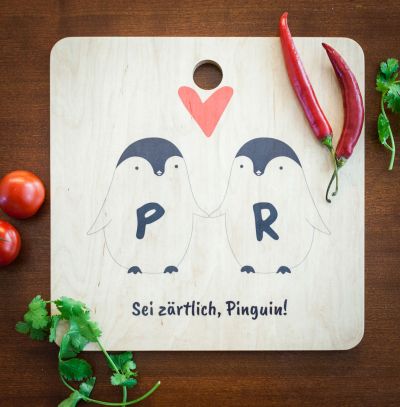 Cadeau personnalisé - Planche à découper personnalisable – Couple de Pingouins