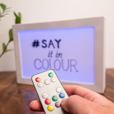 Panneau lumineux à messages avec changements de couleurs